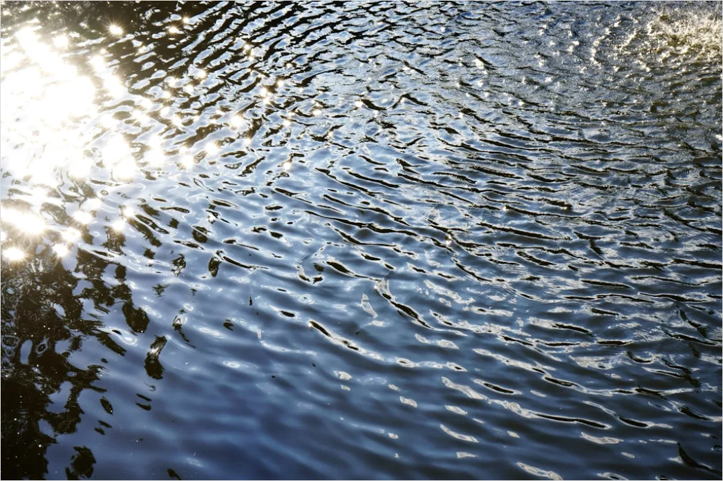 Detail Klare Wasseroberfläche Mit Sanften Wellen Number 10
