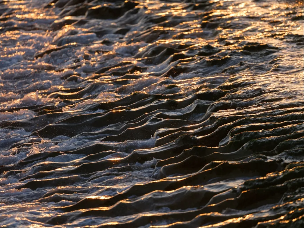 Detail Klare Wasseroberfläche Mit Sanften Wellen Number 13