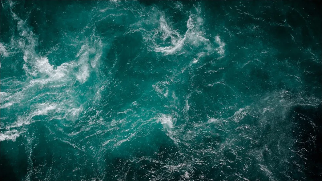 Klare Wasserwellen Als Natuerlicher Hintergrund 969e