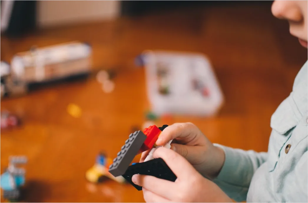 Kleinkind Spielt Mit Spielzeug Zu Hause Foto F6f0