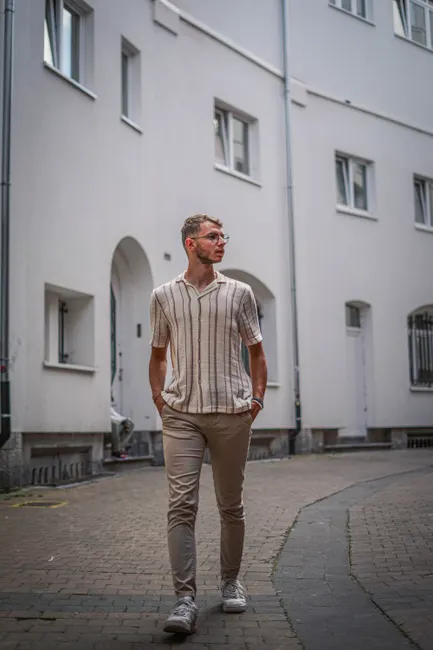 Maennermodel Im Laessigen Outfit Bild E2fe