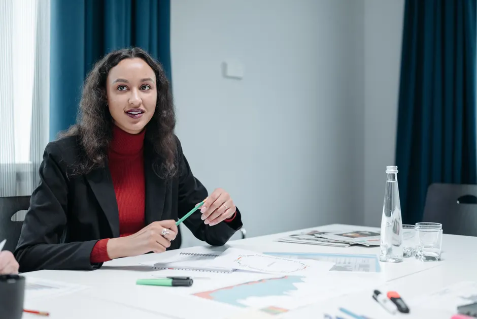 Managerin Im Konferenzraum Portraet Bild 9c57