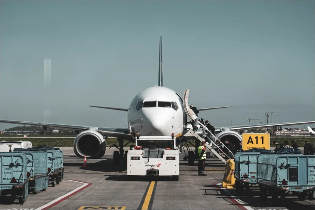 Mann Am Flughafen Mit Koffer Bild F150