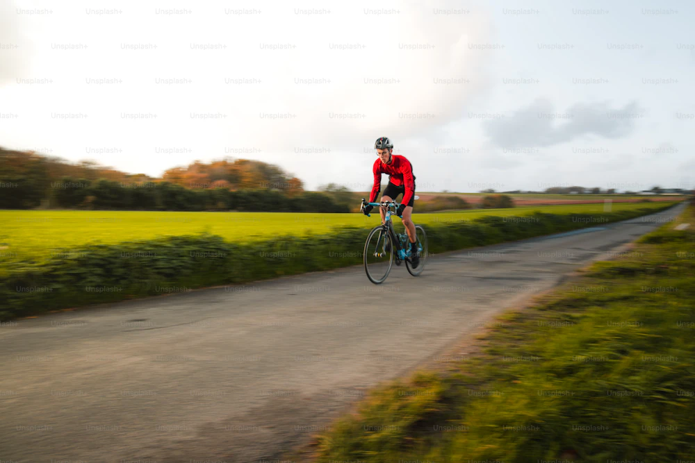 Mann Beim Radfahren Auf Landstrasse Bild 7ec9