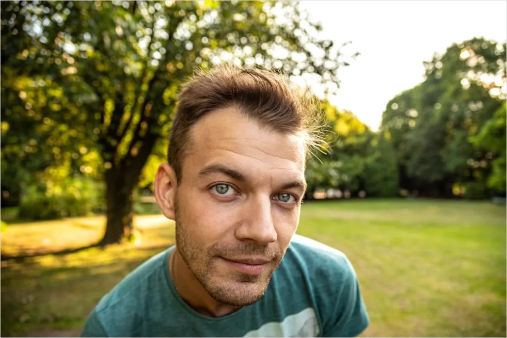 Mann Schaut Direkt In Die Kamera Bild Cb7b