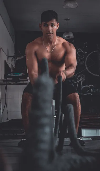 Mann Trainiert Im Fitnessstudio Bild Fa23