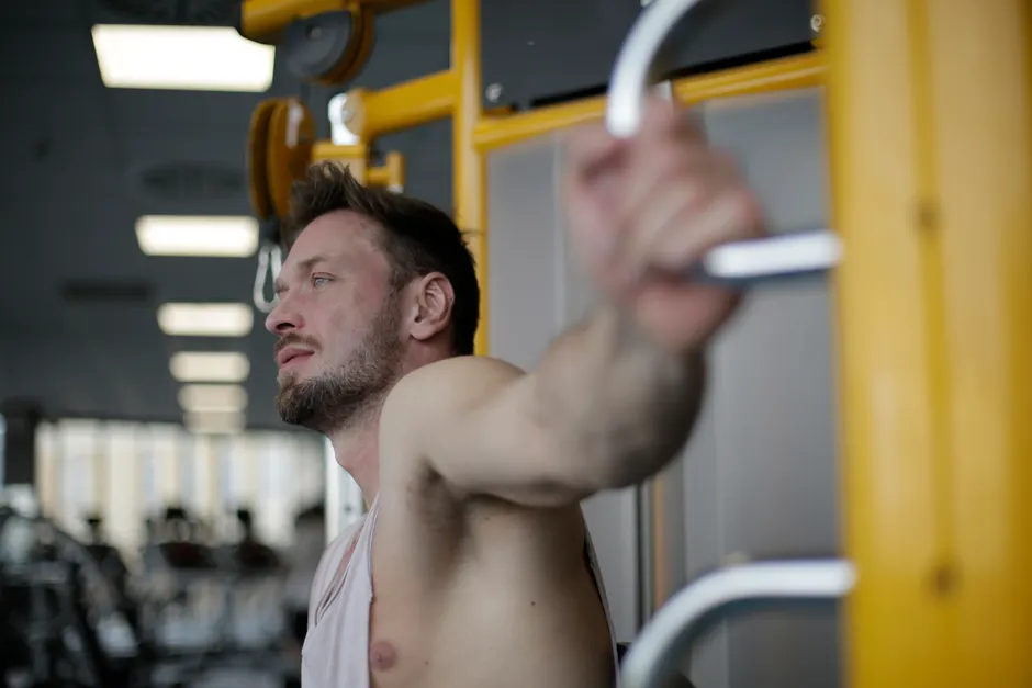 Detail Mann Trainiert Im Fitnessstudio Bild Number 7