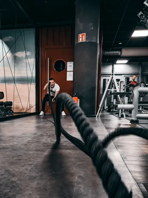 Detail Mann Trainiert Im Fitnessstudio Bild Number 8