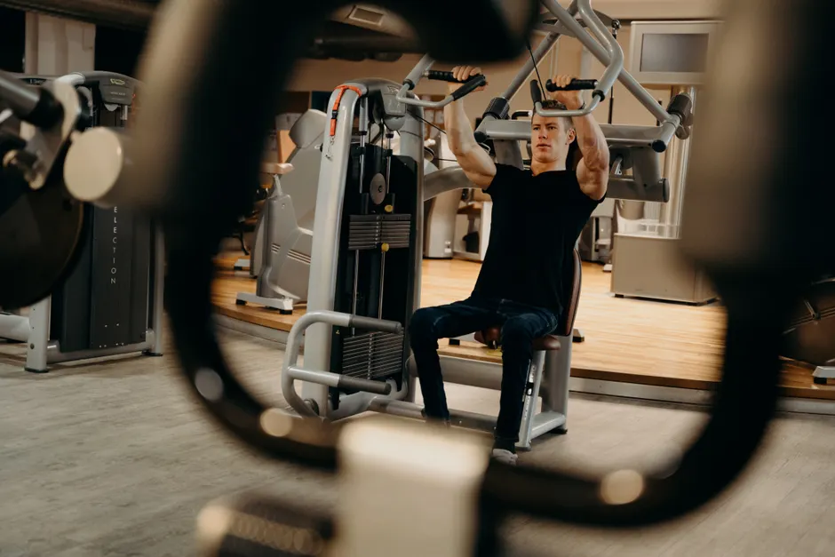 Detail Mann Trainiert Im Fitnessstudio Bild Number 9