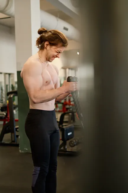 Detail Mann Trainiert Im Fitnessstudio Bild Number 11