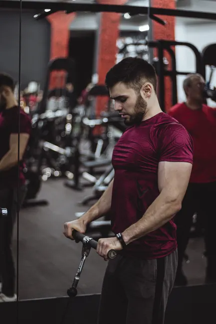 Detail Mann Trainiert Im Fitnessstudio Bild Number 12