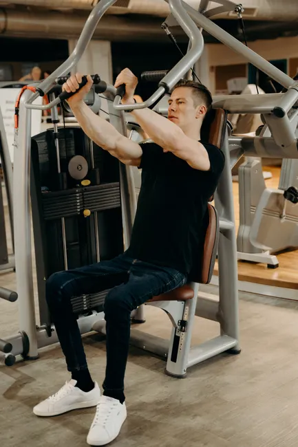 Detail Mann Trainiert Im Fitnessstudio Bild Number 13