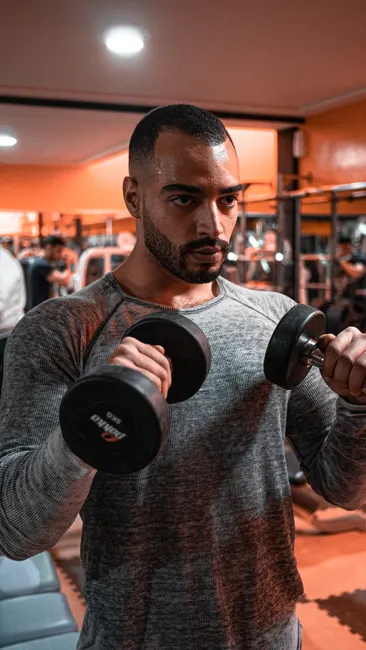 Detail Mann Trainiert Im Fitnessstudio Bild Number 14
