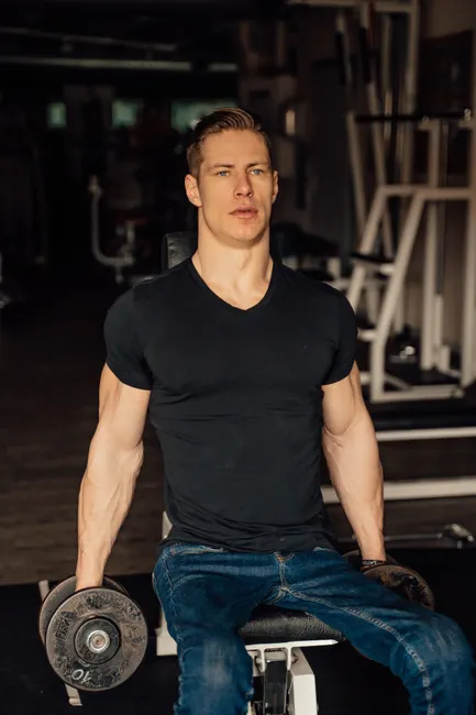 Detail Mann Trainiert Im Fitnessstudio Bild Number 15
