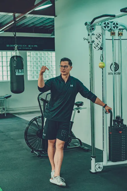 Detail Mann Trainiert Im Fitnessstudio Bild Number 2