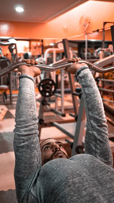 Detail Mann Trainiert Im Fitnessstudio Bild Number 3