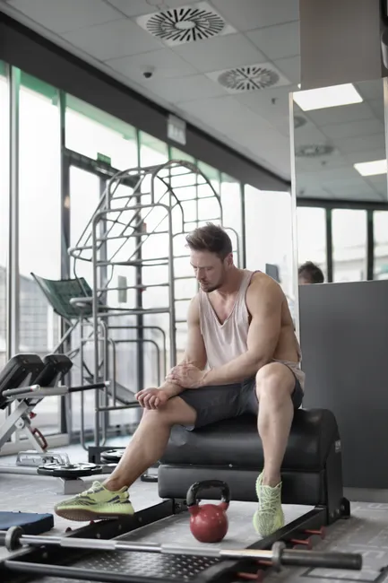 Detail Mann Trainiert Im Fitnessstudio Bild Number 5
