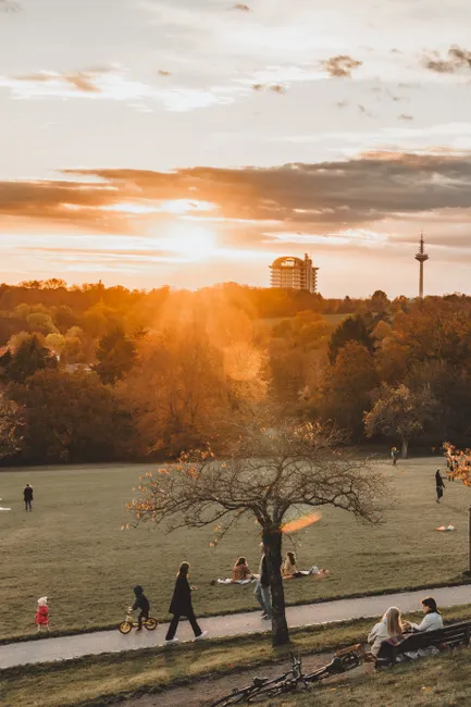 Menschen Bei Sonnenuntergang Im Park Bild 86dc