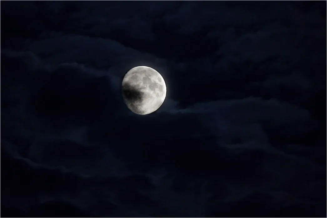 Mond Am Nachthimmel Mit Wolken C822