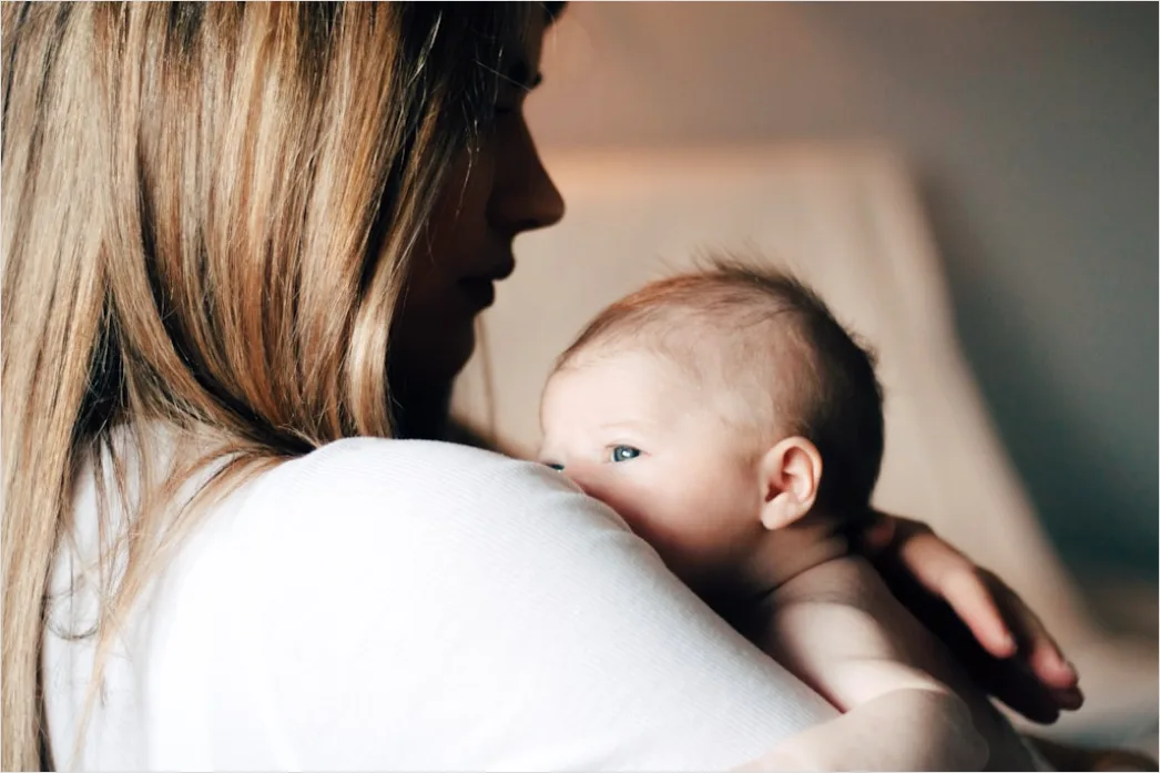 Mutter Haelt Neugeborenes Baby Foto F05a