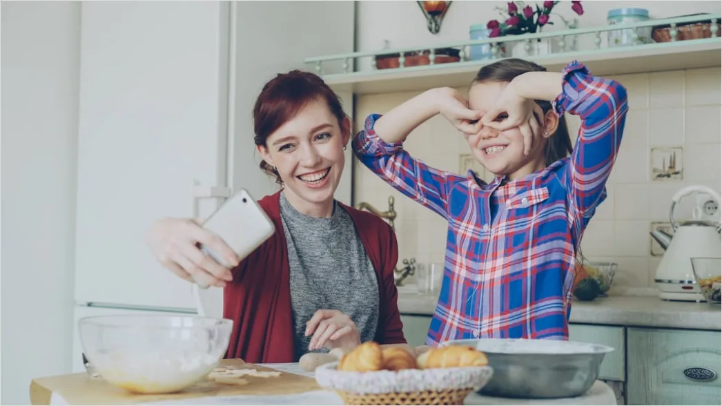 Mutter Und Sohn Beim Spazierengehen Foto 268f