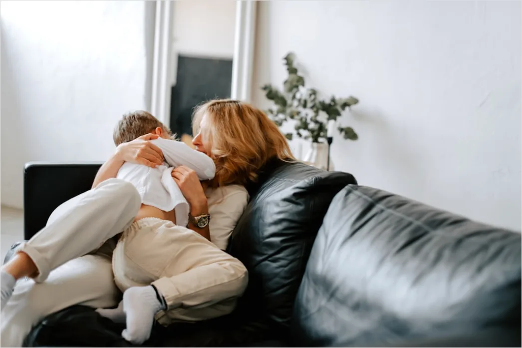 Detail Mutter Und Tochter Beim Kuscheln Bild Number 12
