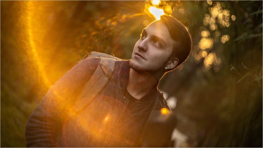 Nachdenkliche Person Im Natuerlichen Licht Bild Ca1e