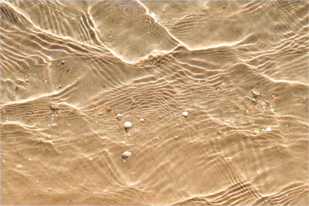 Nasser Sand Mit Kleinen Wasserwellen 52af