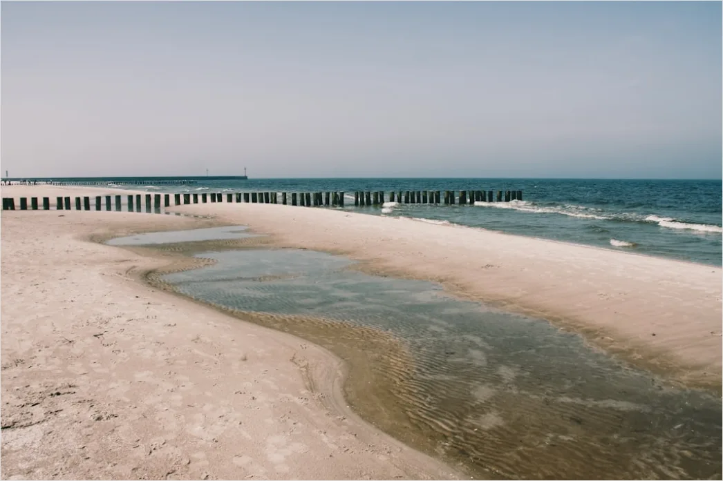 Nasser Sand Mit Spiegelung Am Meer C603