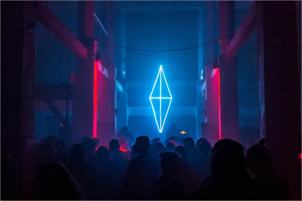 Neonfarbene Geometrische Formen Im Dunkeln E7c0