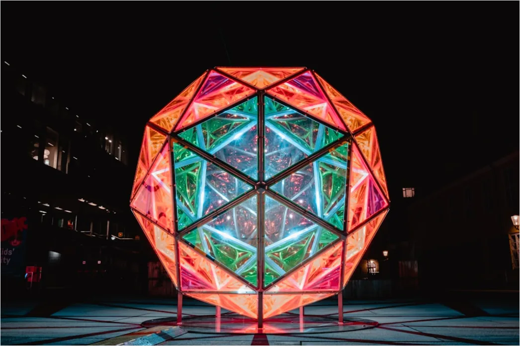 Detail Neonfarbene Geometrische Formen Im Dunkeln Number 8