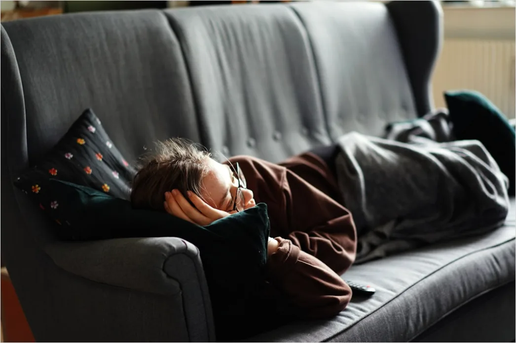 Person Entspannt Auf Sofa Bild E1ae