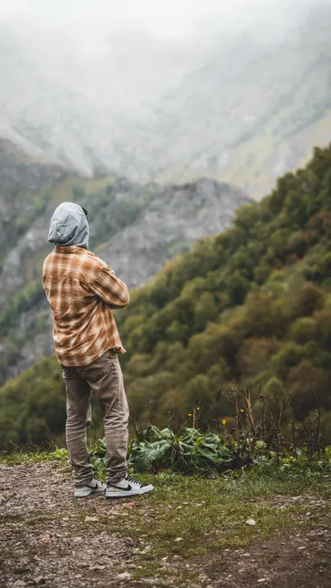 Reisende Schaut Auf Berglandschaft Foto Ae2f
