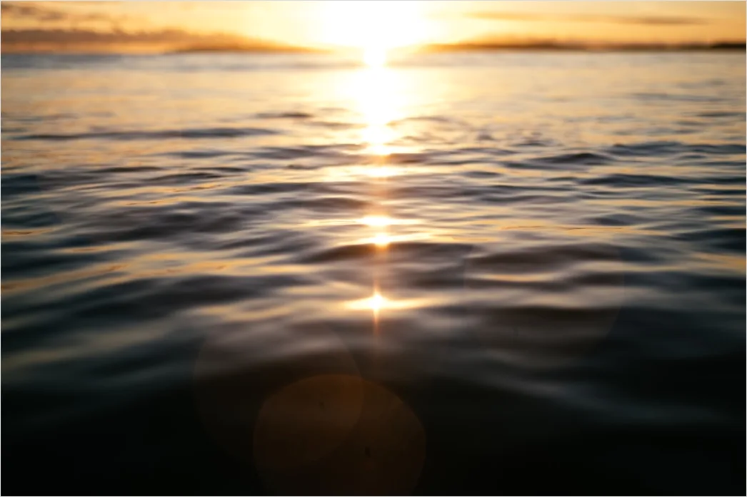 Ruhige Wasseroberflaeche Bei Sonnenlicht 0ab4