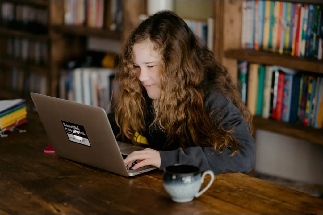 Schuelerin Lernt Mit Laptop Zu Hause Foto D8a9