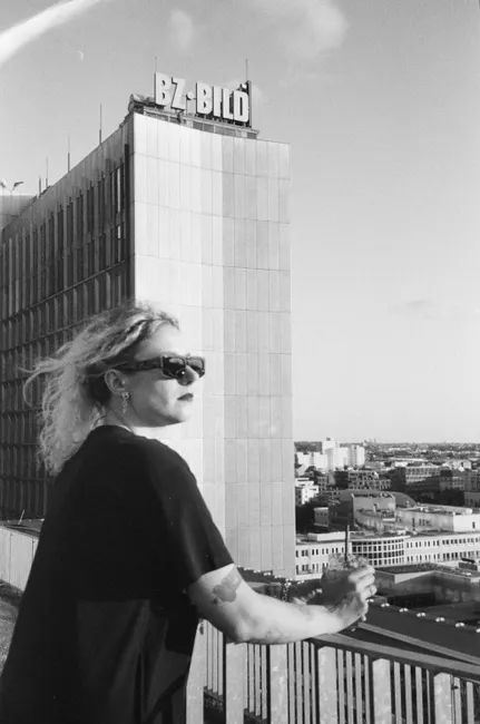 Selbstbewusste Frau In Der Stadt Bild 2b14