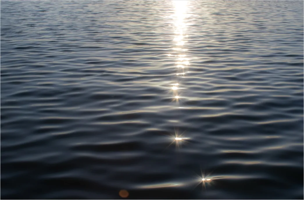 Detail Sonnenlicht Auf Bewegter Wasseroberfläche Number 4