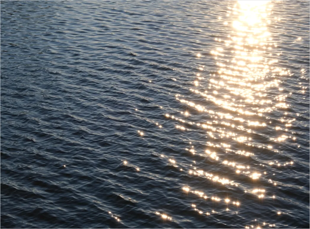Detail Sonnenlicht Auf Bewegter Wasseroberfläche Number 5