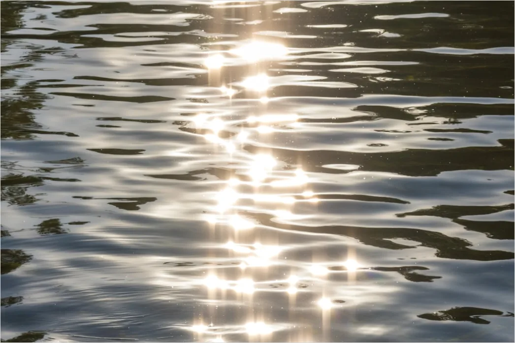 Detail Sonnenlicht Auf Bewegter Wasseroberfläche Number 6