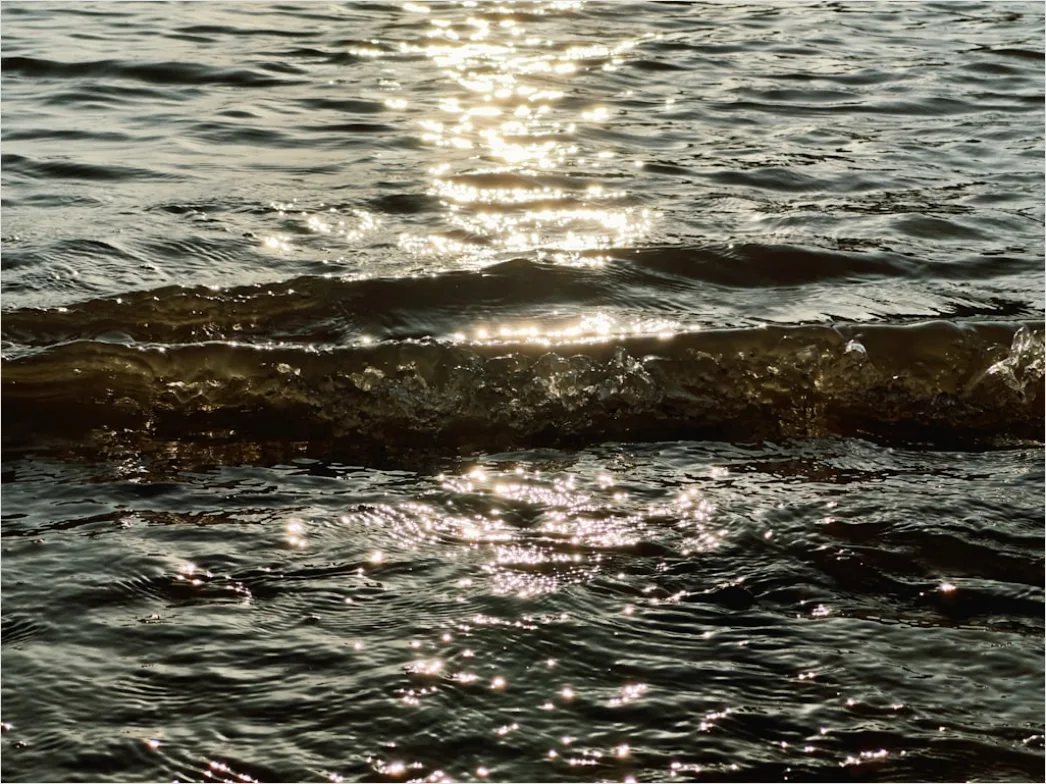 Detail Sonnenlicht Auf Bewegter Wasseroberfläche Number 7