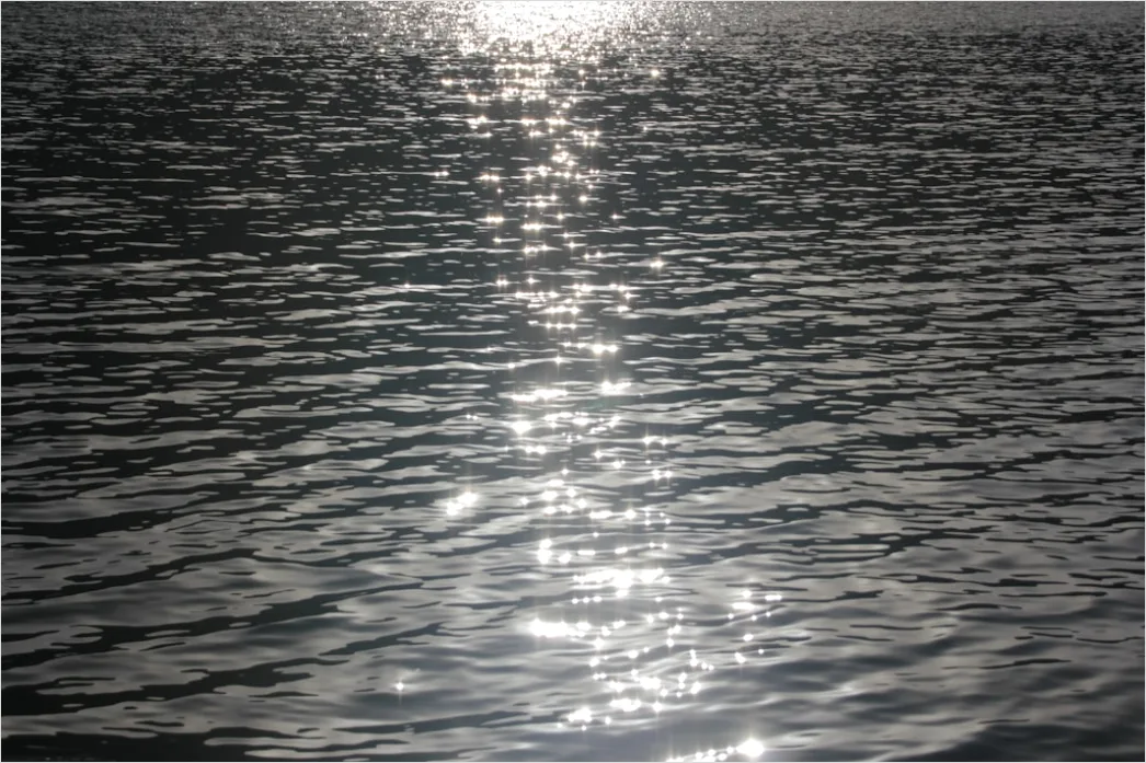 Detail Sonnenlicht Auf Bewegter Wasseroberfläche Number 8