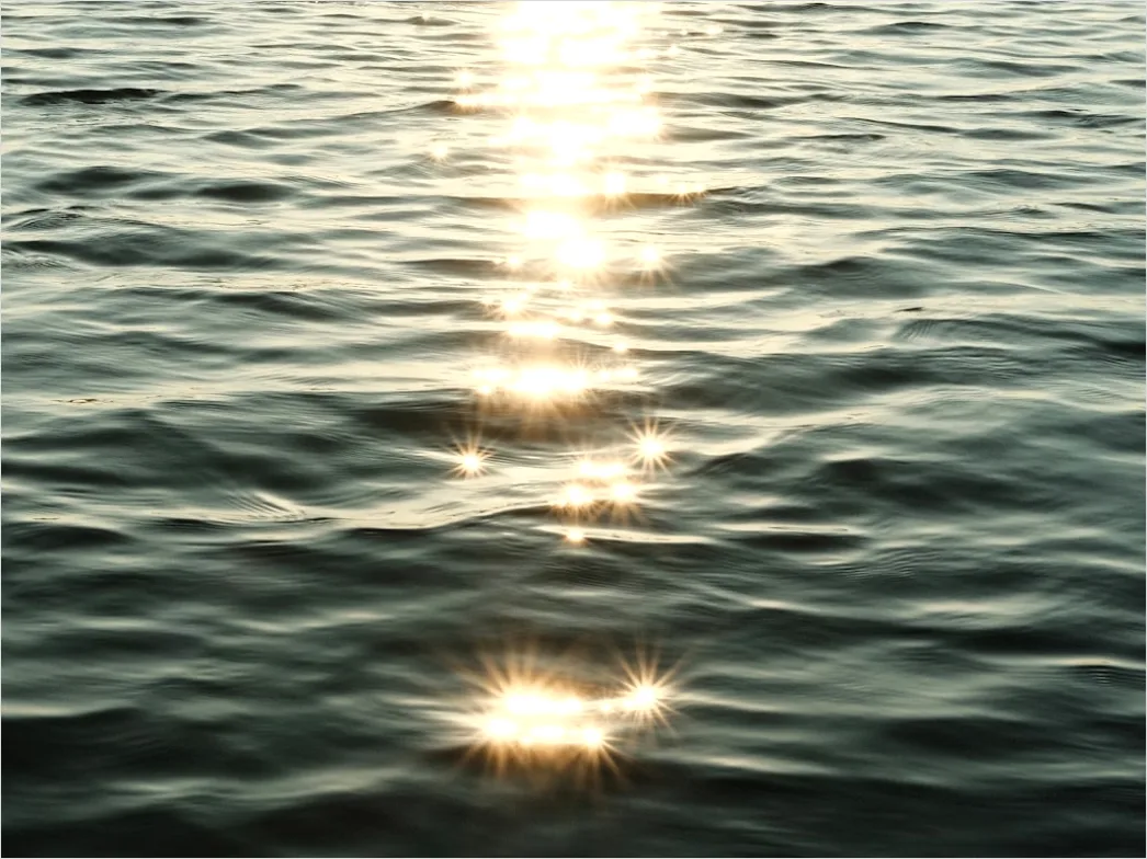 Detail Sonnenlicht Auf Bewegter Wasseroberfläche Number 2