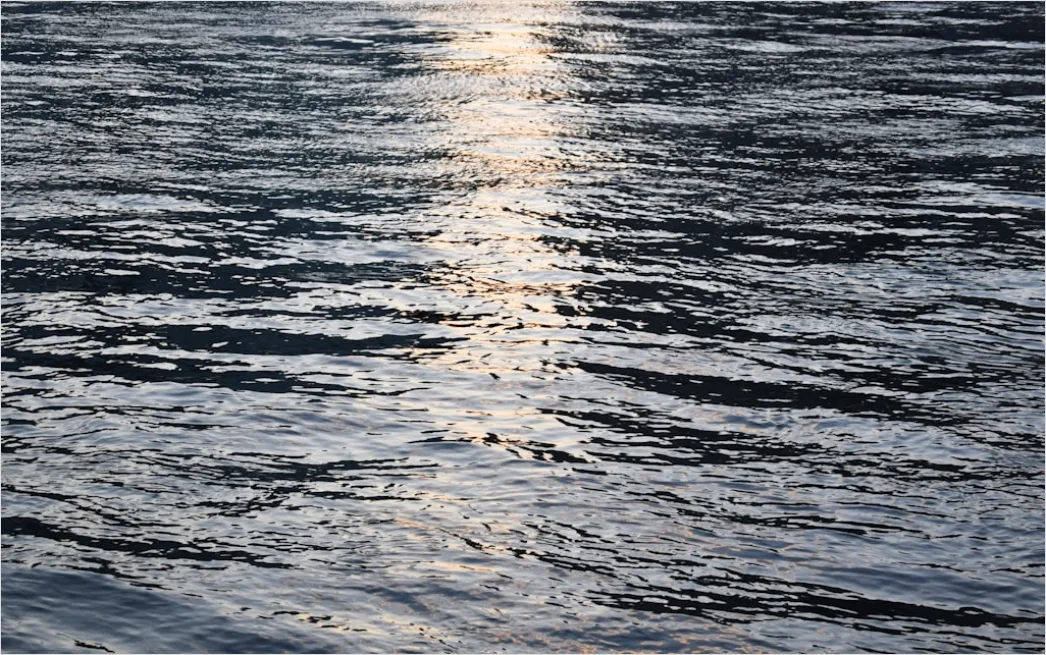 Detail Sonnenlicht Auf Bewegter Wasseroberfläche Number 3