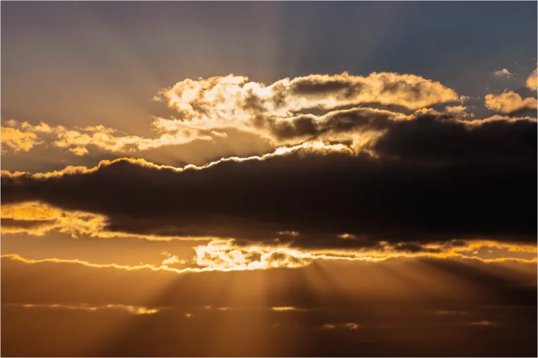 Detail Sonnenstrahlen Durch Wolken Am Himmel Number 2