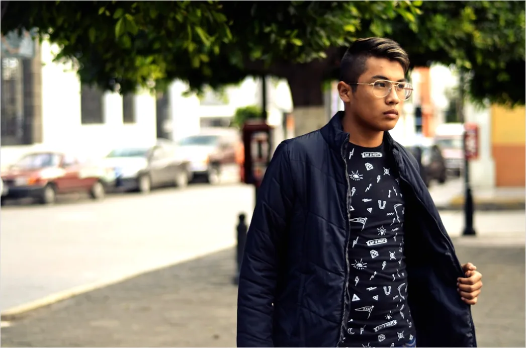 Detail Teenager Im Modernen Streetwear Outfit Foto Number 8