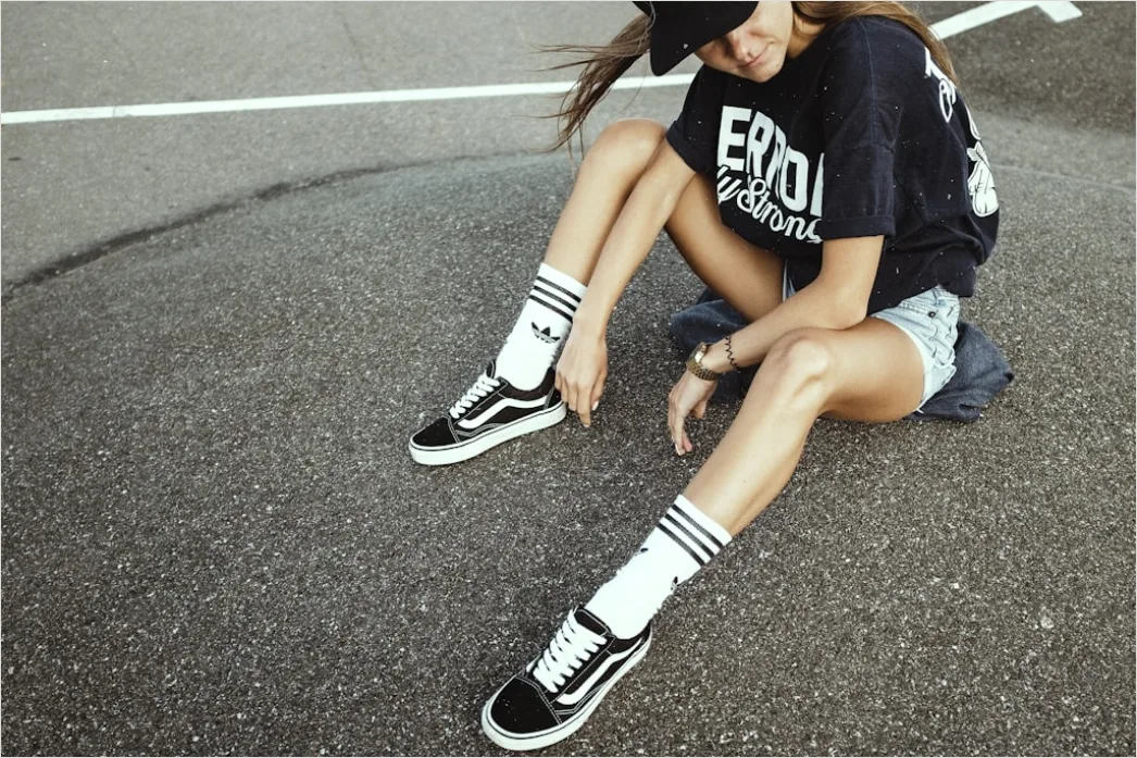 Detail Teenager Im Modernen Streetwear Outfit Foto Number 9