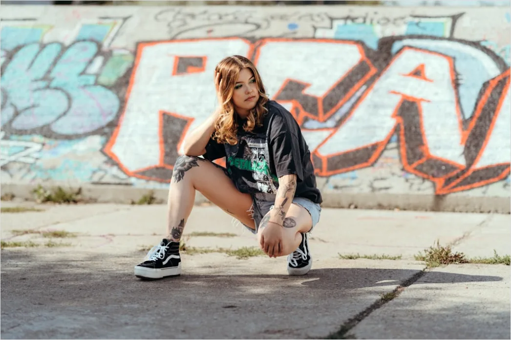 Detail Teenager Im Modernen Streetwear Outfit Foto Number 10