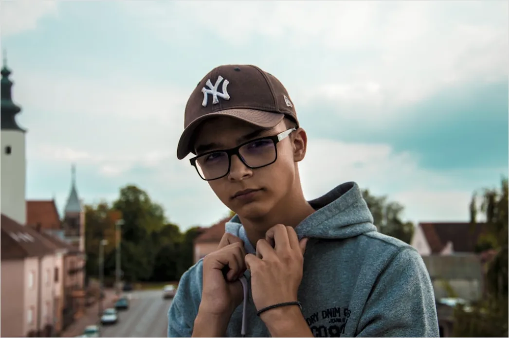 Detail Teenager Im Modernen Streetwear Outfit Foto Number 11