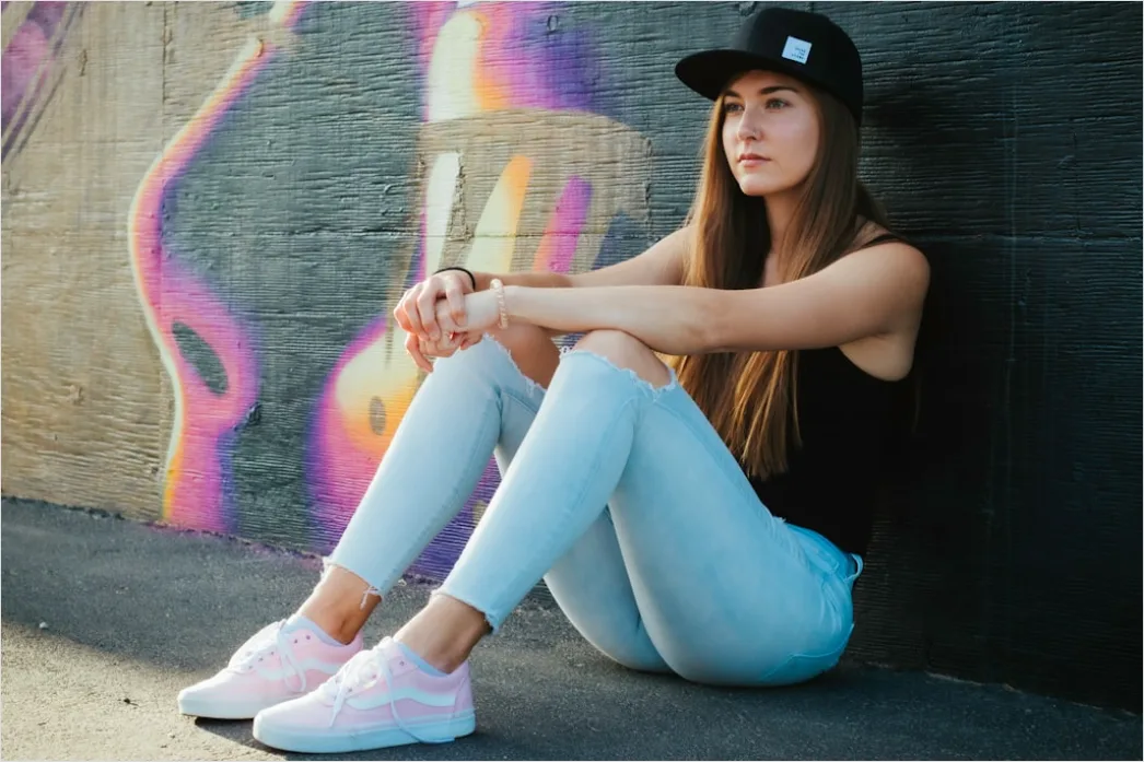 Detail Teenager Im Modernen Streetwear Outfit Foto Number 13