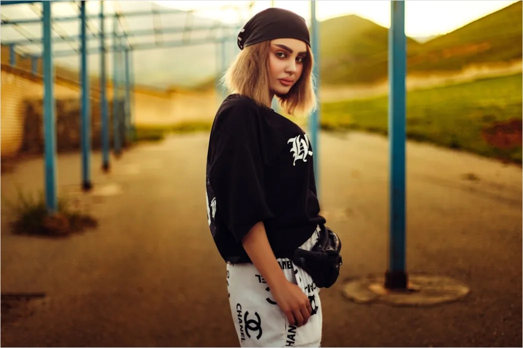 Detail Teenager Im Modernen Streetwear Outfit Foto Number 4
